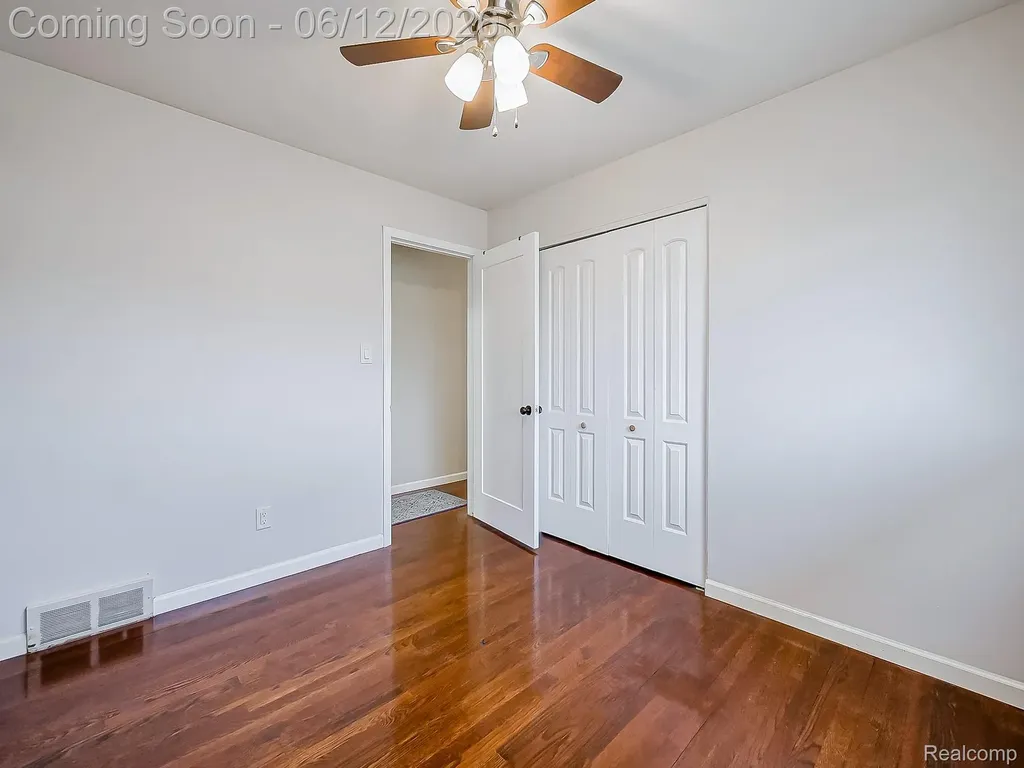 29340 Fairfield Avenue Warren City MI 48088