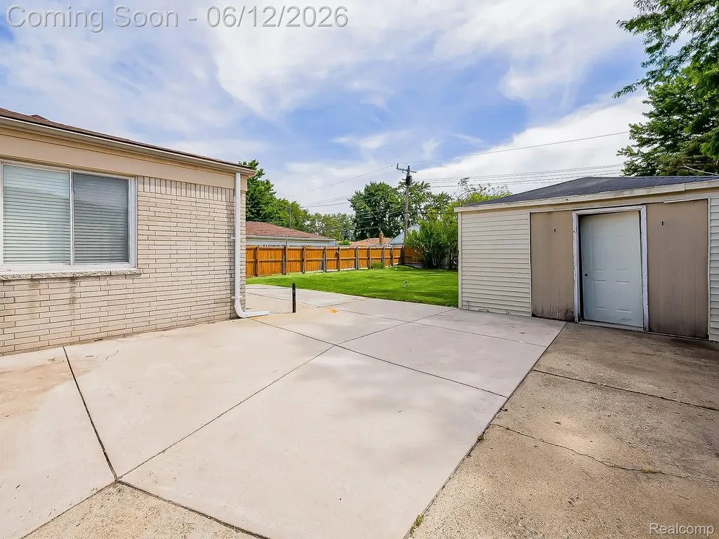 29340 Fairfield Avenue Warren City MI 48088