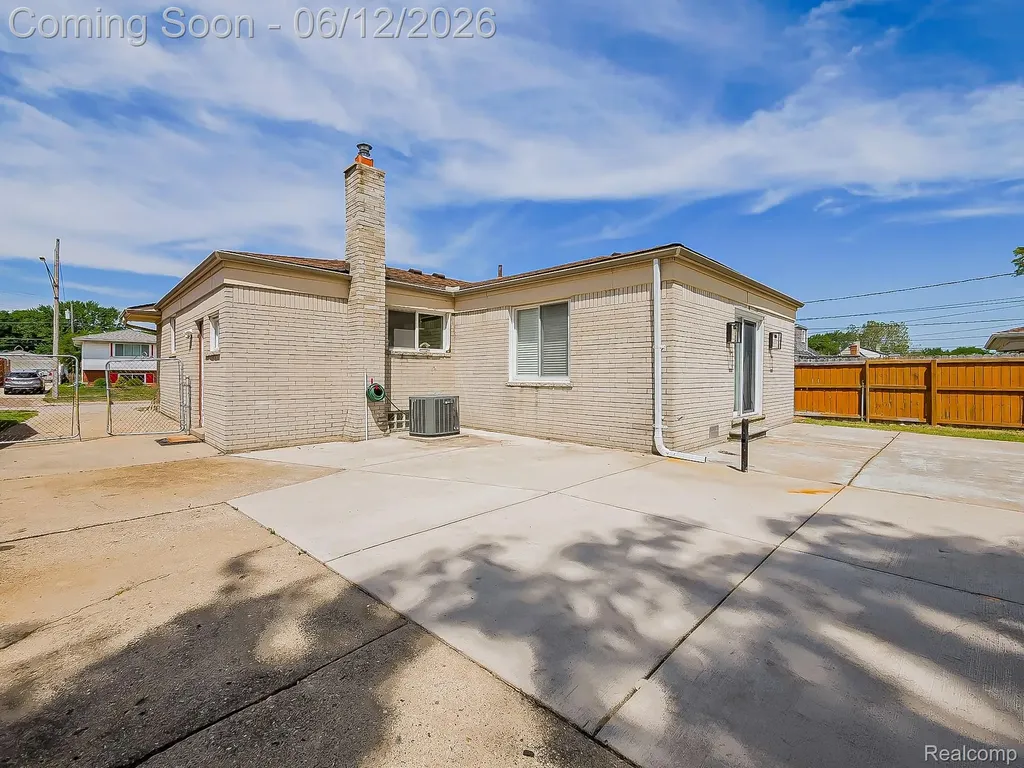 29340 Fairfield Avenue Warren City MI 48088