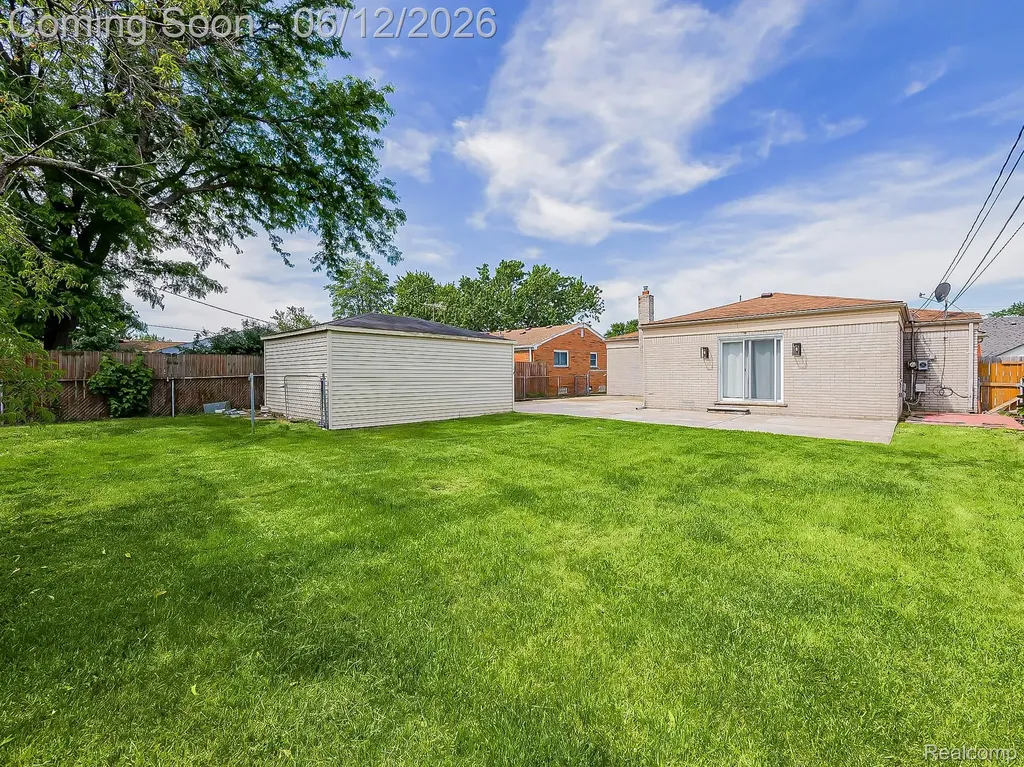 29340 Fairfield Avenue Warren City MI 48088