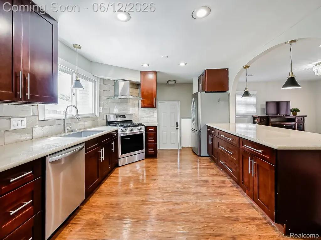29340 Fairfield Avenue Warren City MI 48088