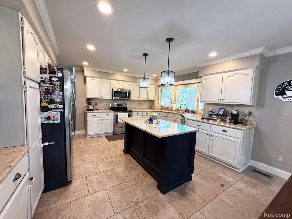 46557 Glen Pointe Drive Shelby Charter Township MI 48315