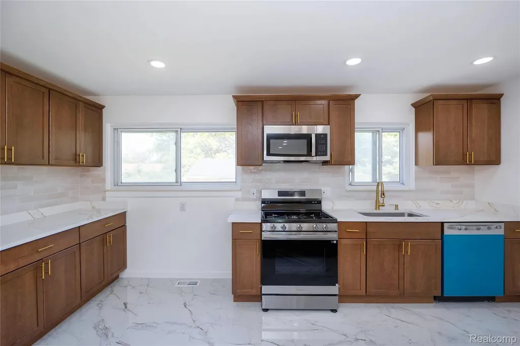 939 S Wildwood Street Westland City MI 48186
