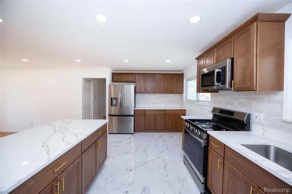 939 S Wildwood Street Westland City MI 48186
