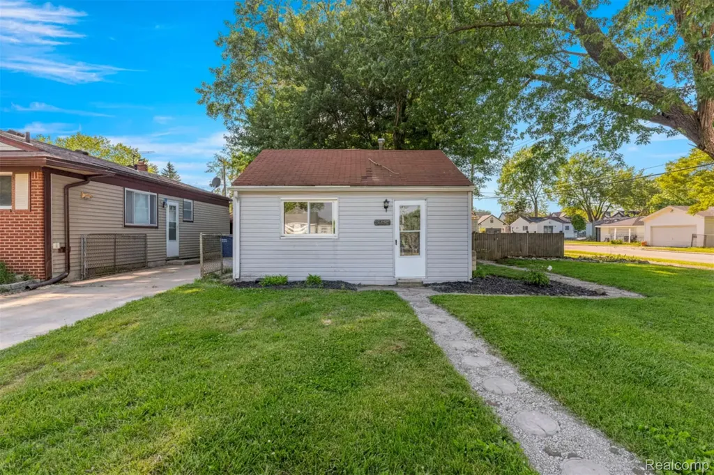 8279 Hugh Street Westland City MI 48185
