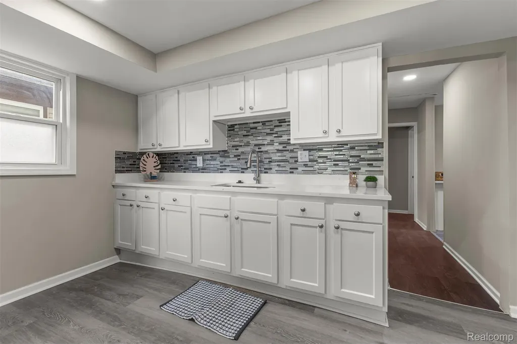 8279 Hugh Street Westland City MI 48185