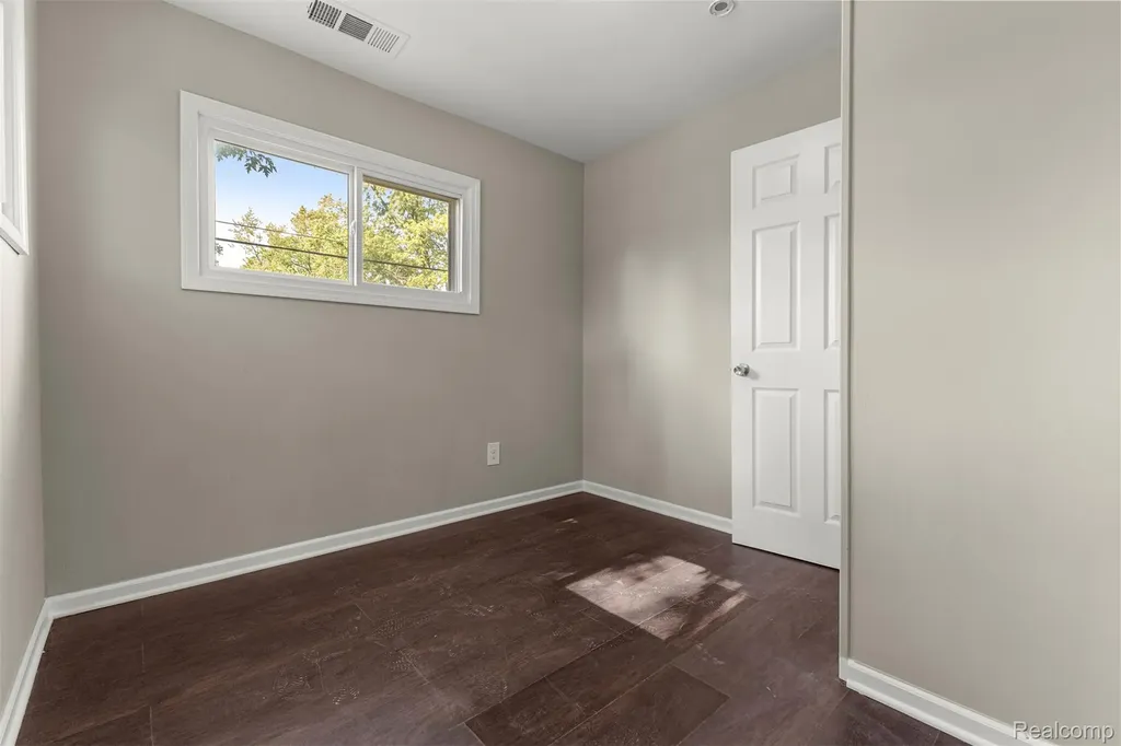 8279 Hugh Street Westland City MI 48185