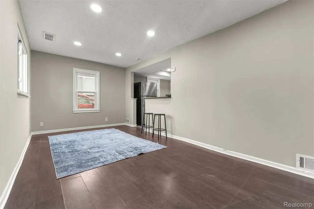 8279 Hugh Street Westland City MI 48185
