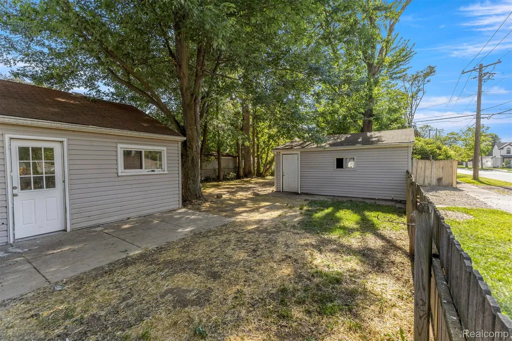 8279 Hugh Street Westland City MI 48185