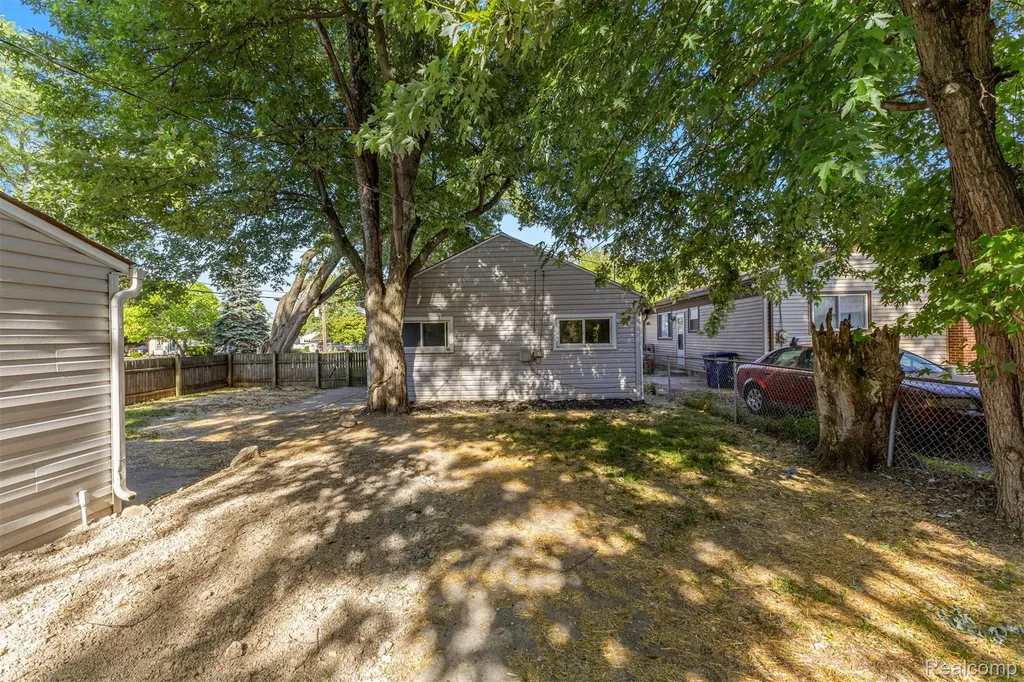 8279 Hugh Street Westland City MI 48185