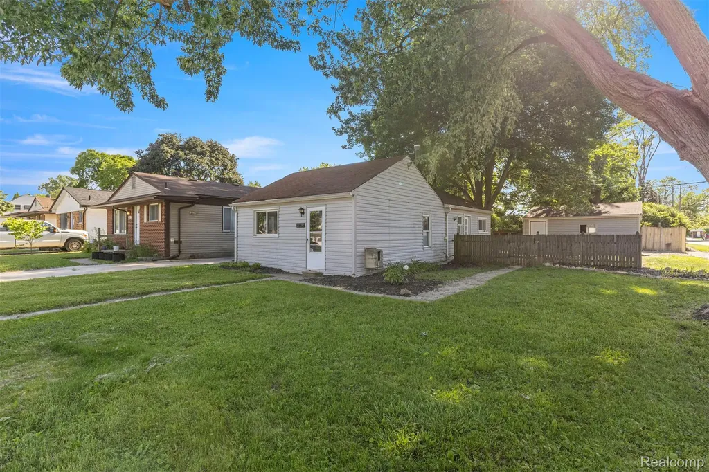 8279 Hugh Street Westland City MI 48185