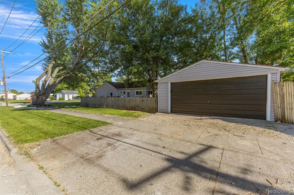 8279 Hugh Street Westland City MI 48185