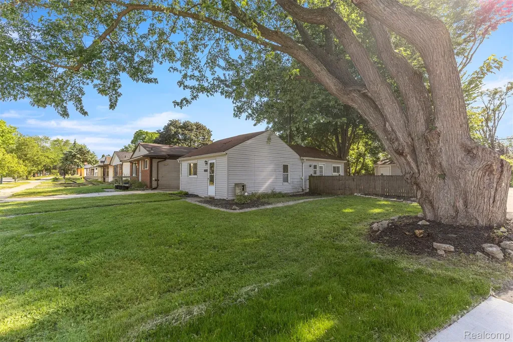 8279 Hugh Street Westland City MI 48185