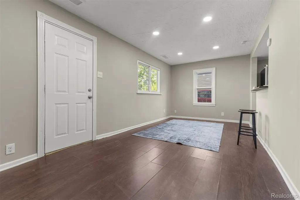 8279 Hugh Street Westland City MI 48185