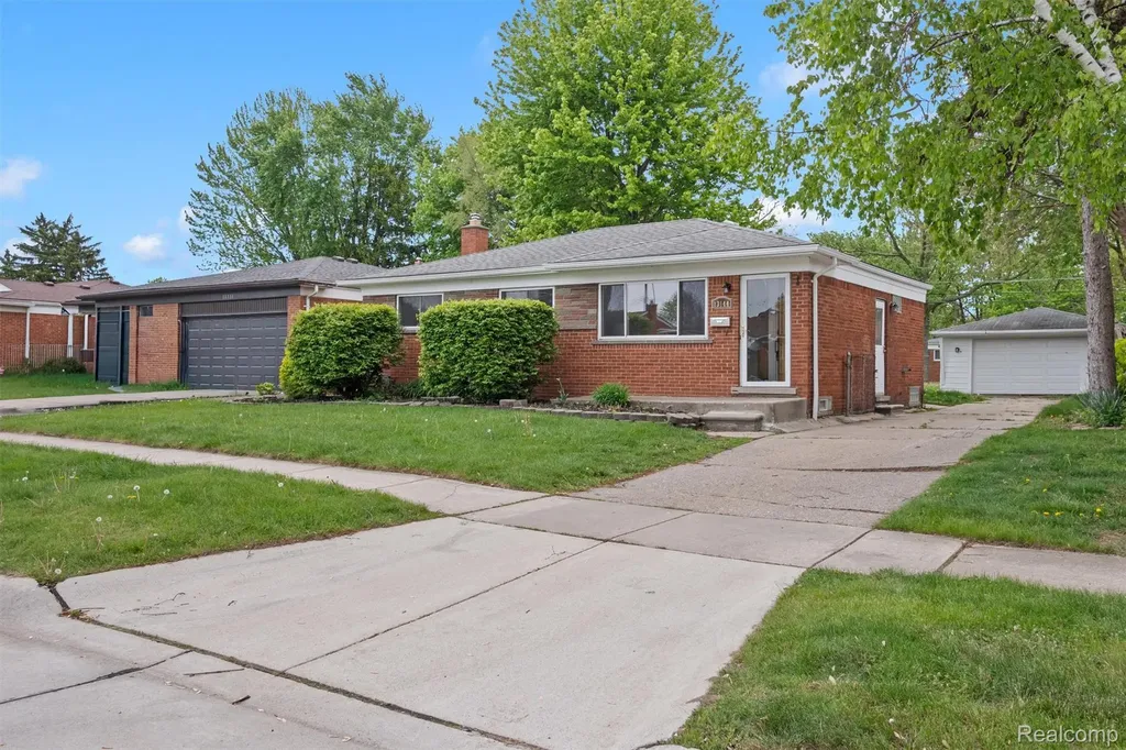 13144 Stamford Avenue Warren City MI 48089