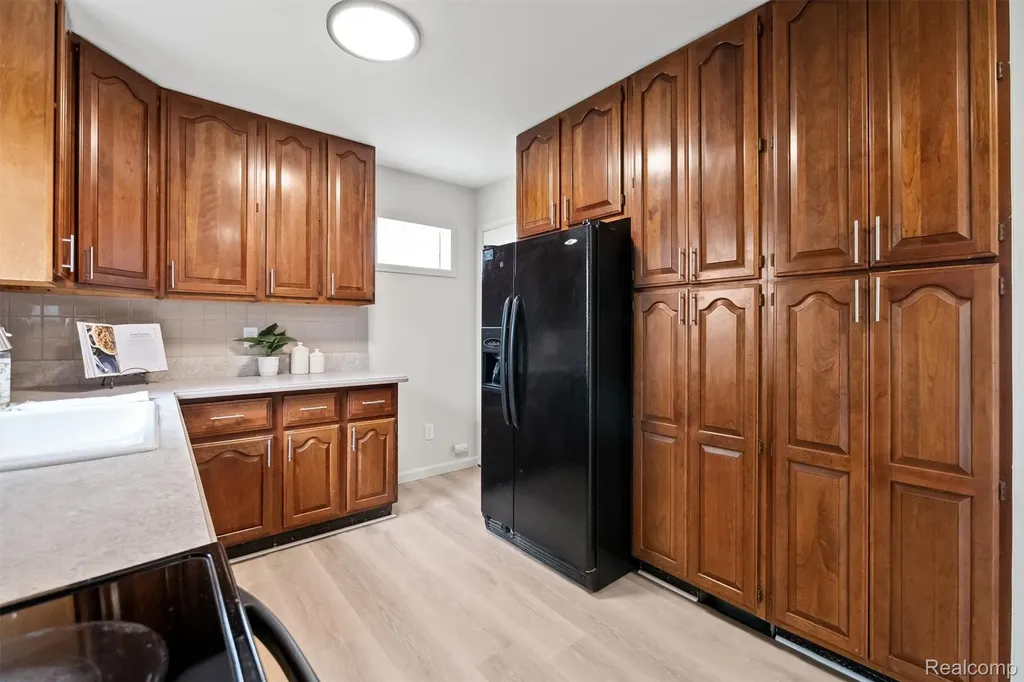 13144 Stamford Avenue Warren City MI 48089