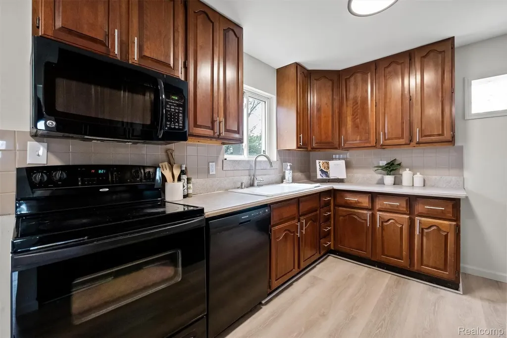 13144 Stamford Avenue Warren City MI 48089