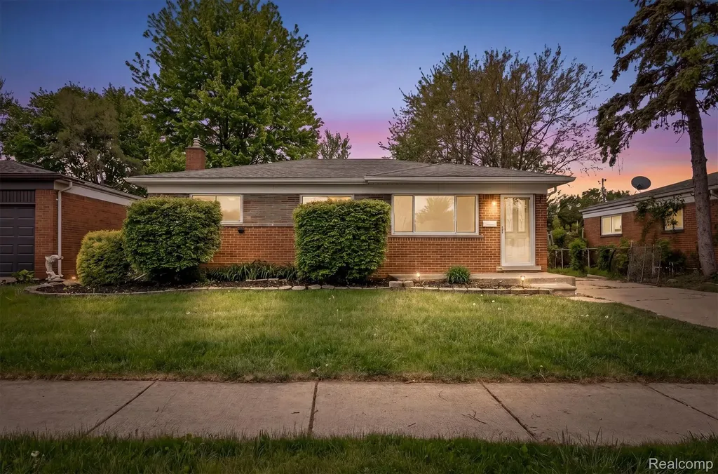 13144 Stamford Avenue Warren City MI 48089