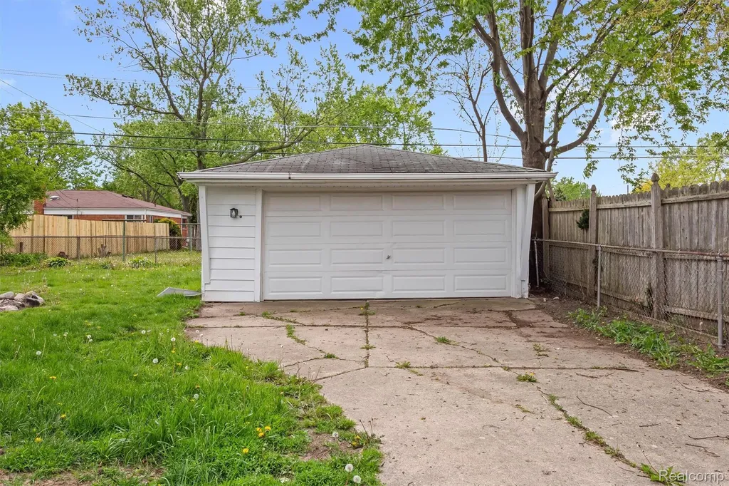 13144 Stamford Avenue Warren City MI 48089