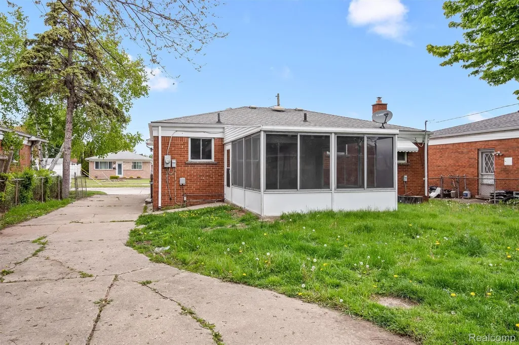 13144 Stamford Avenue Warren City MI 48089
