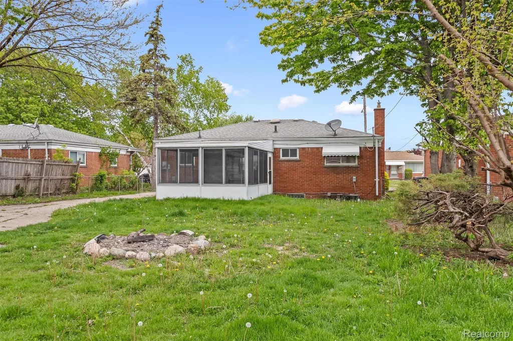 13144 Stamford Avenue Warren City MI 48089