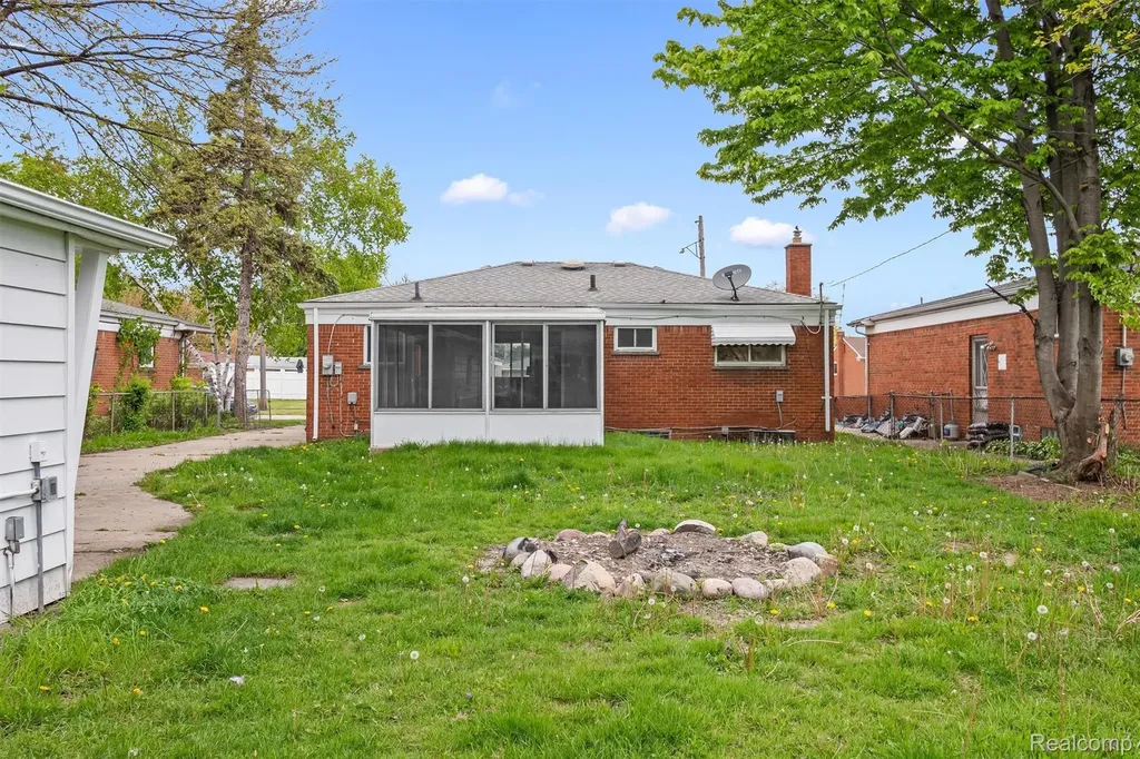 13144 Stamford Avenue Warren City MI 48089