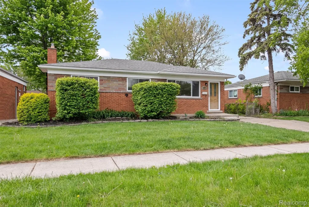 13144 Stamford Avenue Warren City MI 48089