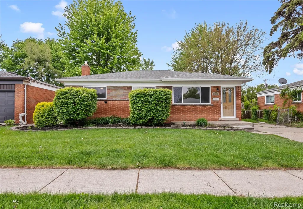 13144 Stamford Avenue Warren City MI 48089