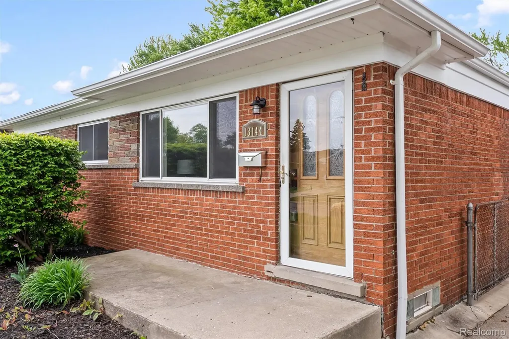 13144 Stamford Avenue Warren City MI 48089