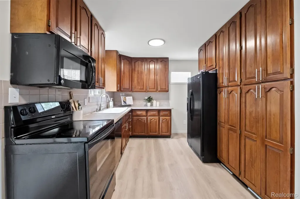 13144 Stamford Avenue Warren City MI 48089