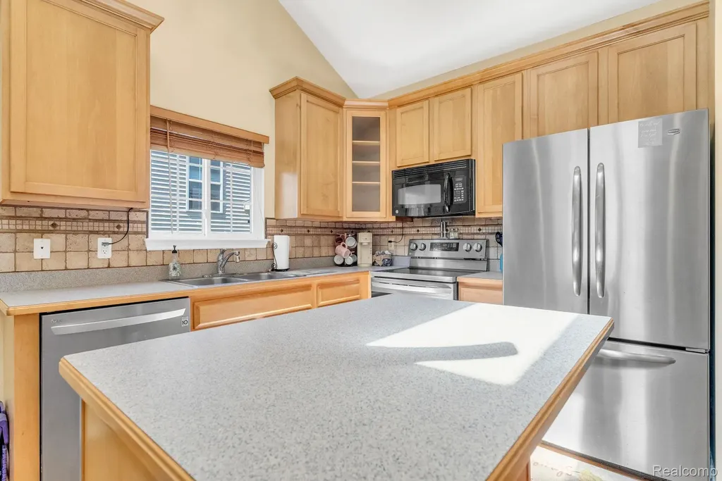 42682 Park Cresent Drive Sterling Heights City MI 48313
