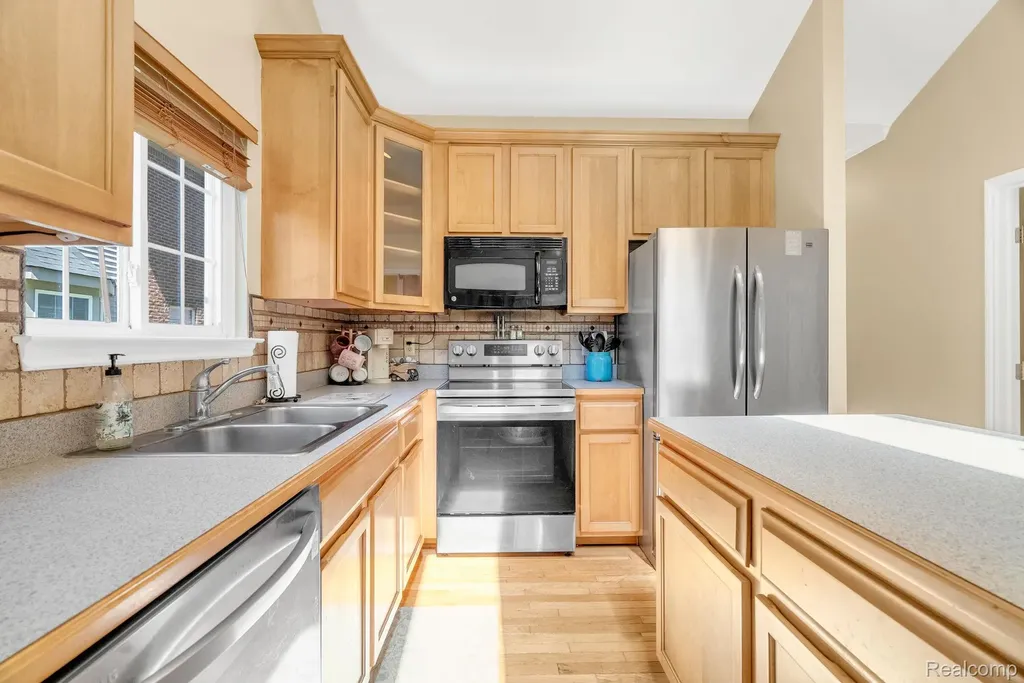 42682 Park Cresent Drive Sterling Heights City MI 48313