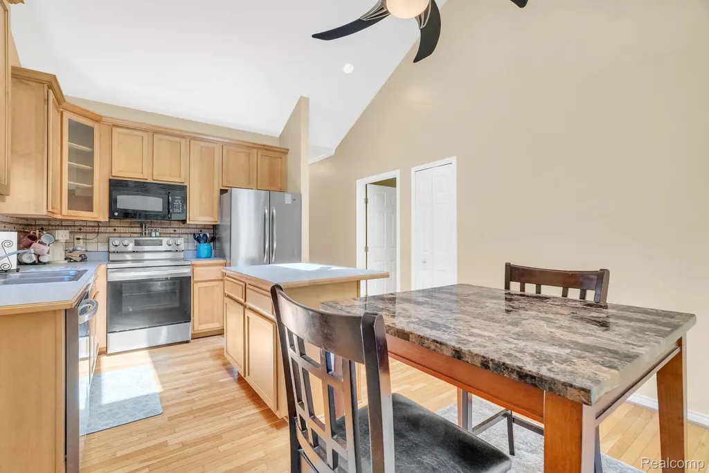 42682 Park Cresent Drive Sterling Heights City MI 48313