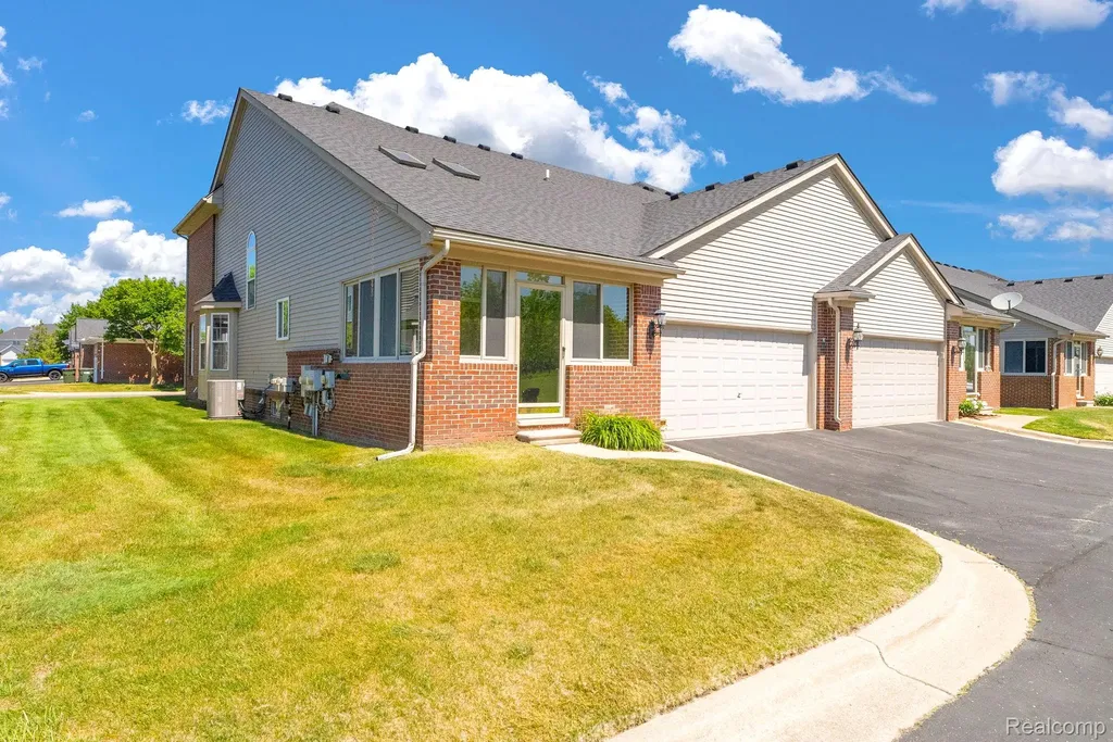 42682 Park Cresent Drive Sterling Heights City MI 48313