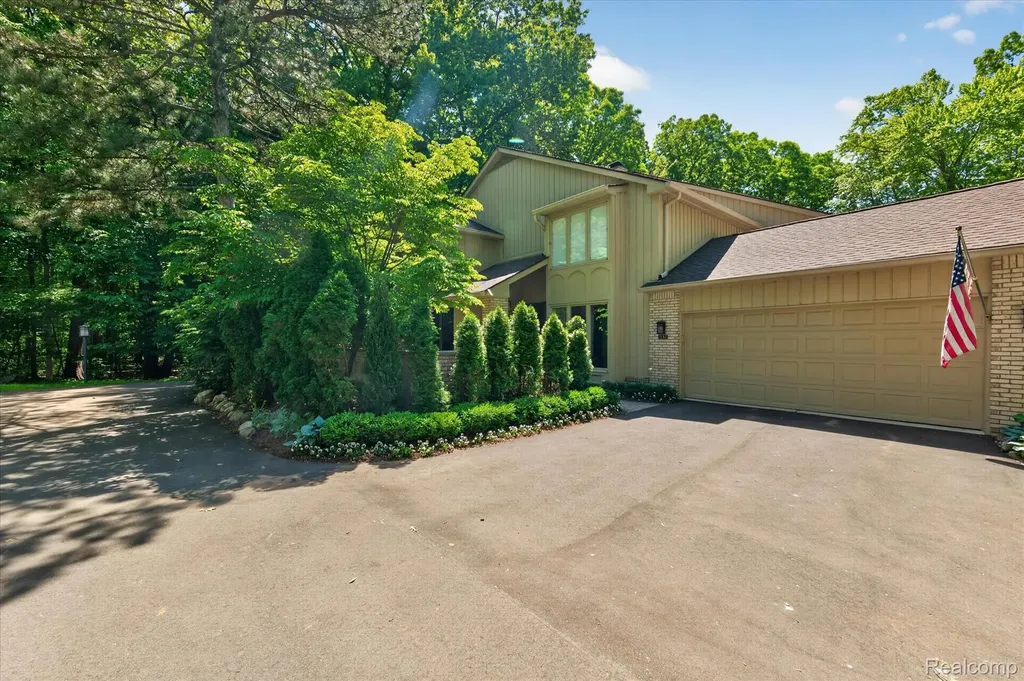 1262 Woodcrest Circle Bloomfield Hills City MI 48304