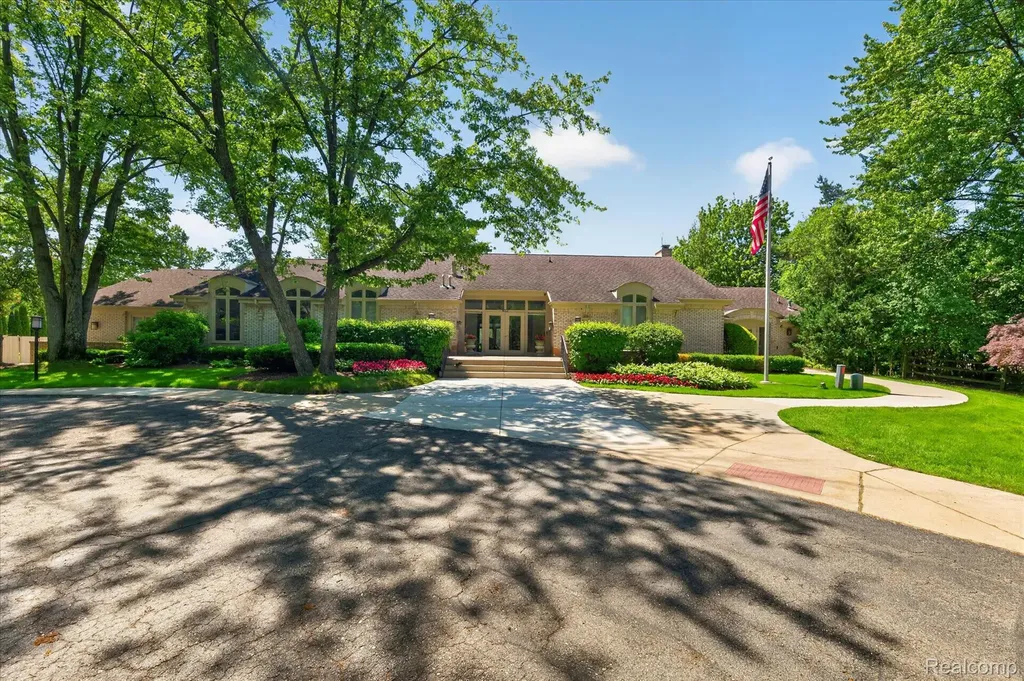 1262 Woodcrest Circle Bloomfield Hills City MI 48304