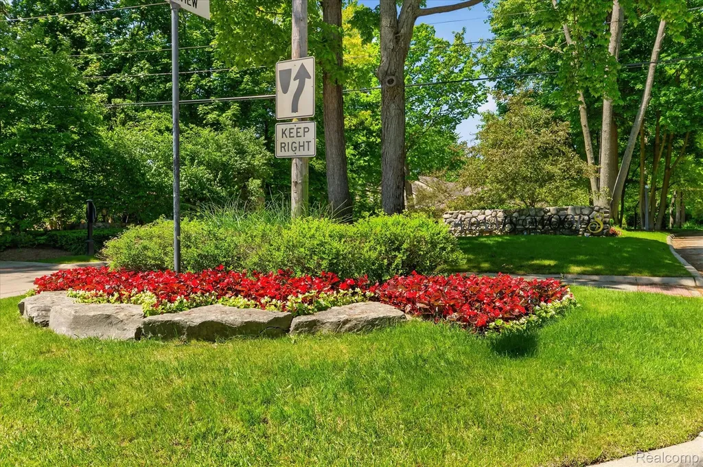 1262 Woodcrest Circle Bloomfield Hills City MI 48304
