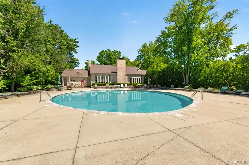 1262 Woodcrest Circle Bloomfield Hills City MI 48304