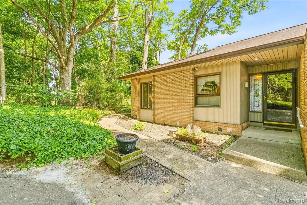 13020 Edgedale Street Van Buren Charter Township MI 48111