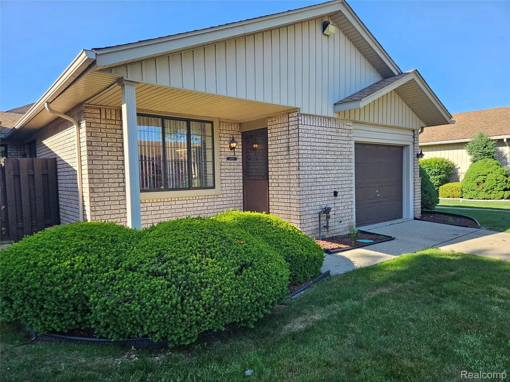 13811 Brockington Drive Warren City MI 48088