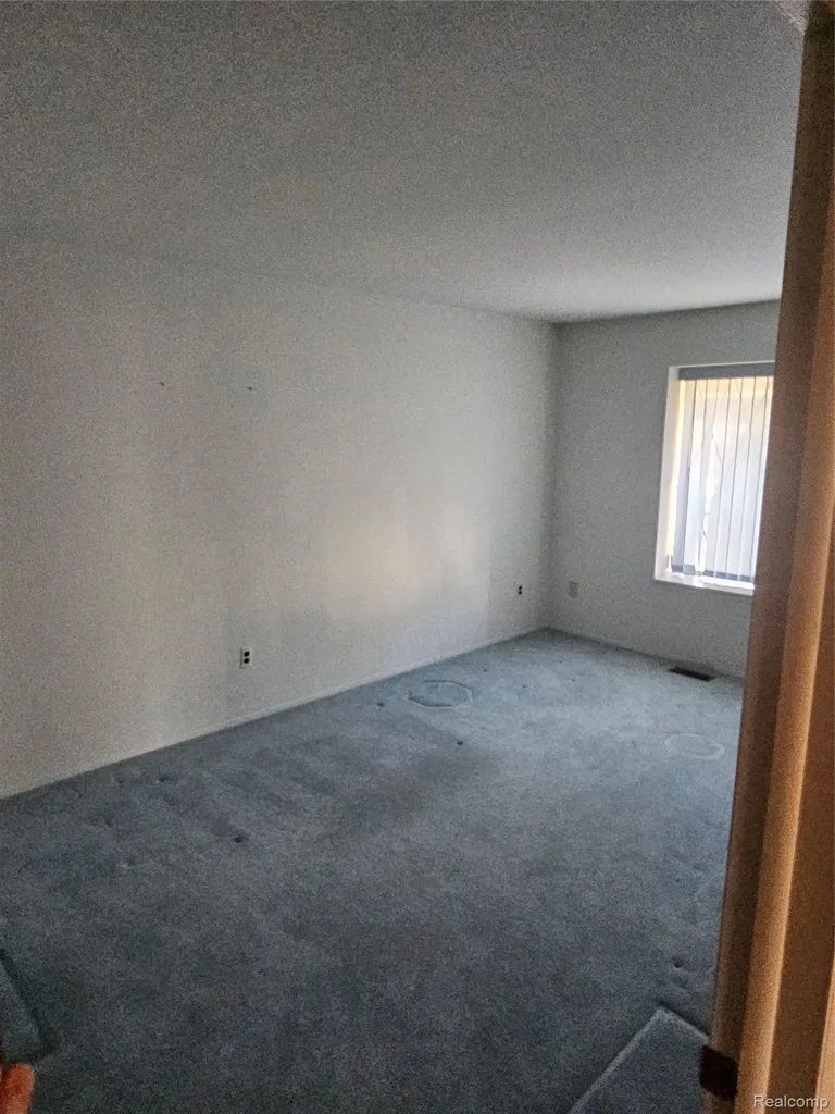 13811 Brockington Drive Warren City MI 48088