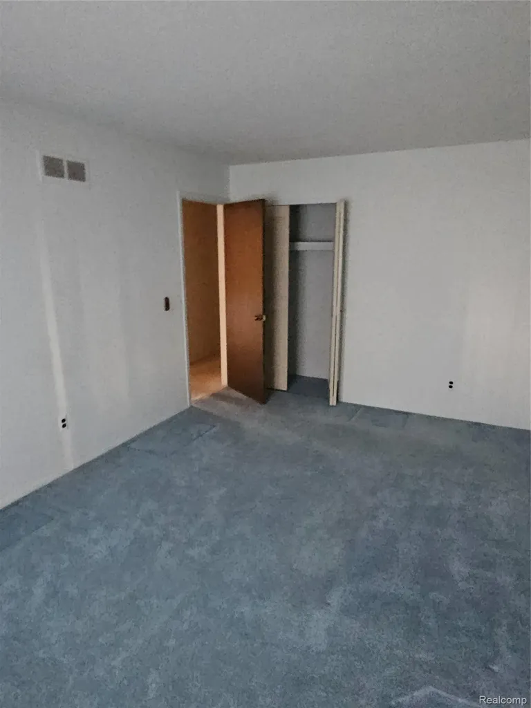 13811 Brockington Drive Warren City MI 48088
