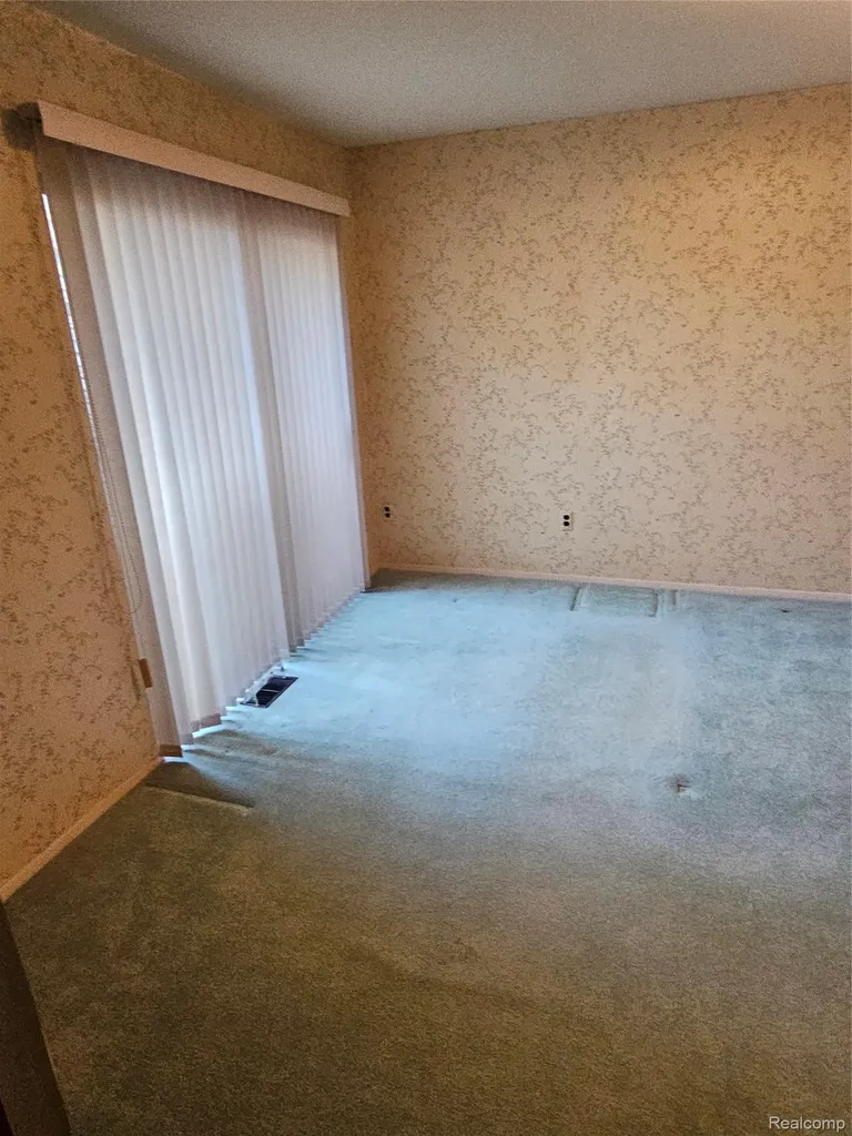 13811 Brockington Drive Warren City MI 48088
