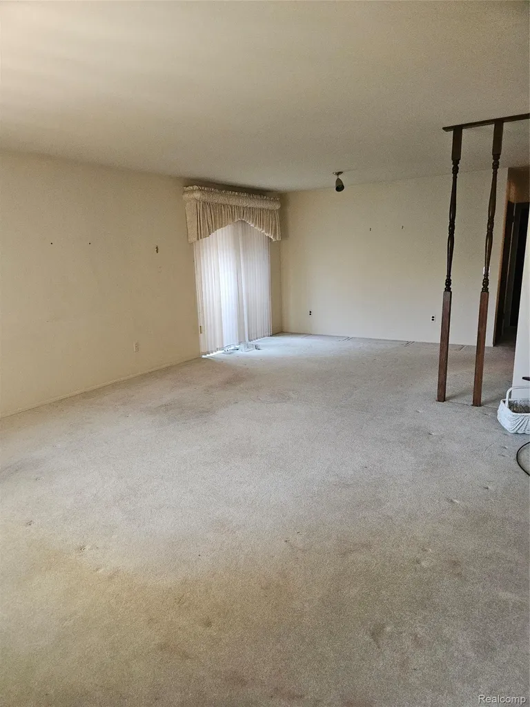 13811 Brockington Drive Warren City MI 48088
