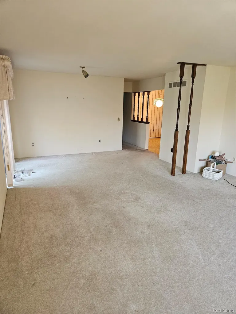 13811 Brockington Drive Warren City MI 48088
