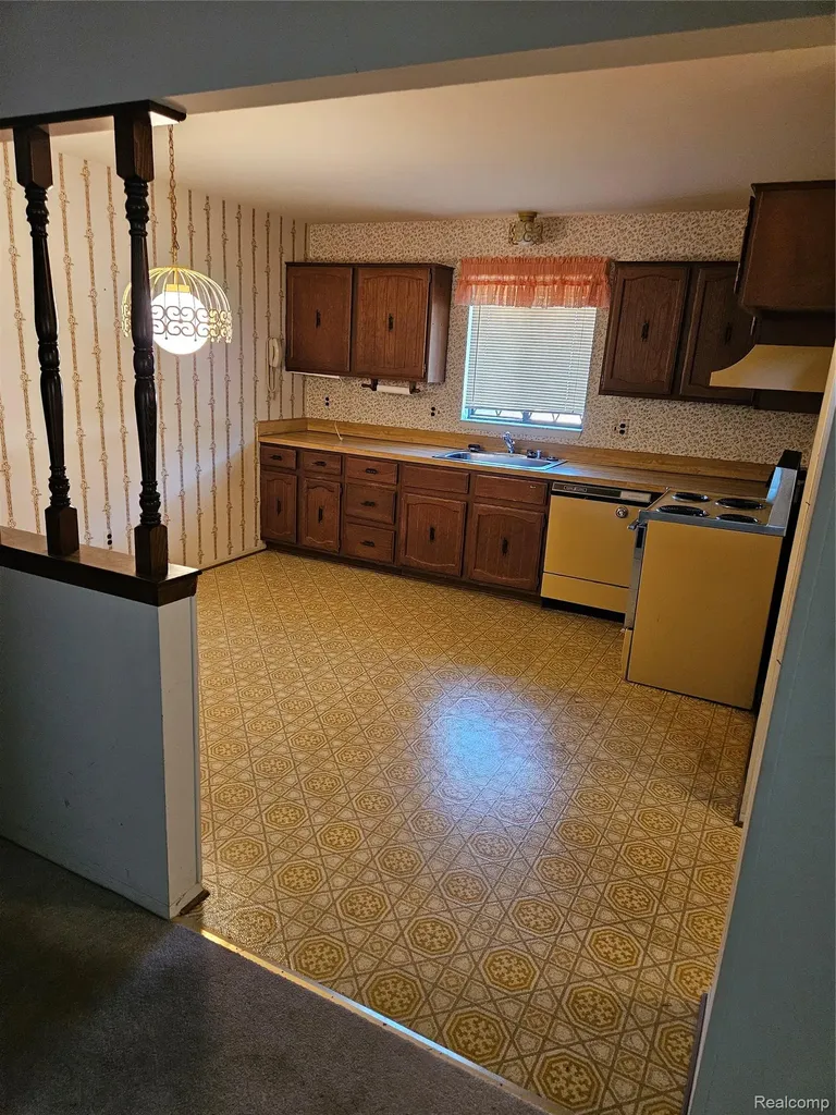 13811 Brockington Drive Warren City MI 48088
