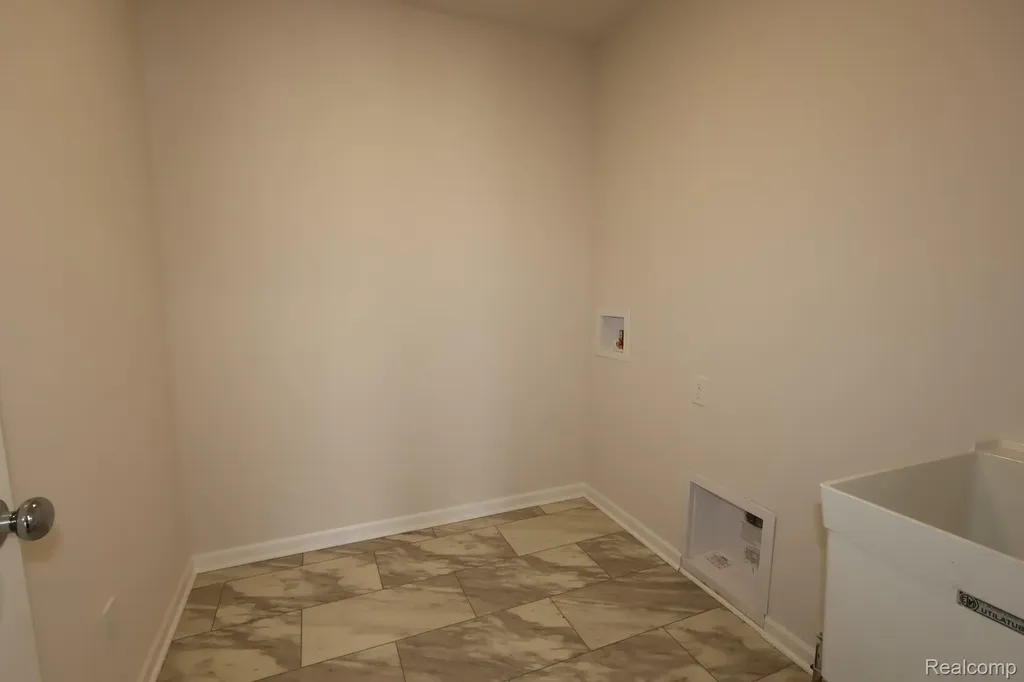 412 Hidden River W Holly Township MI 48442