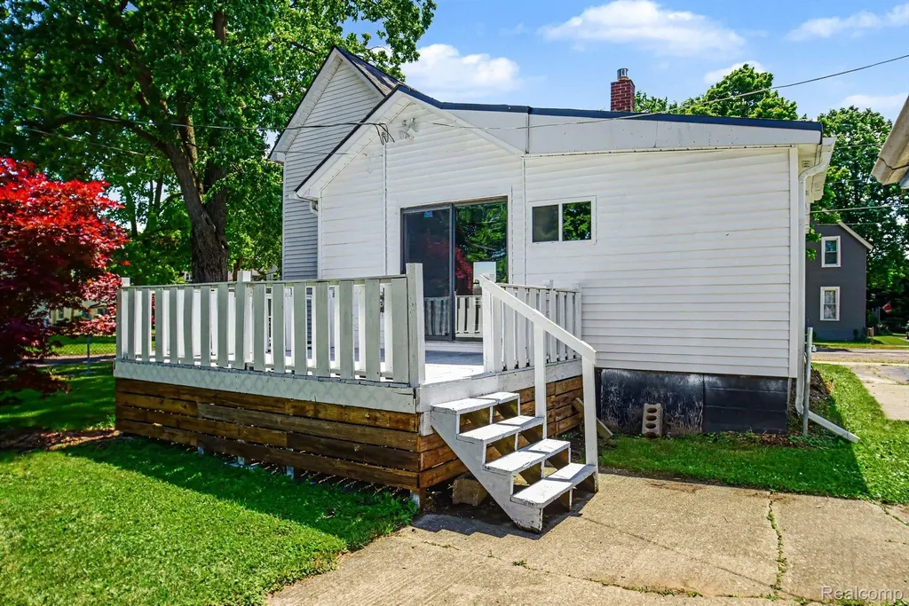 106 Pope Street Lapeer City MI 48446