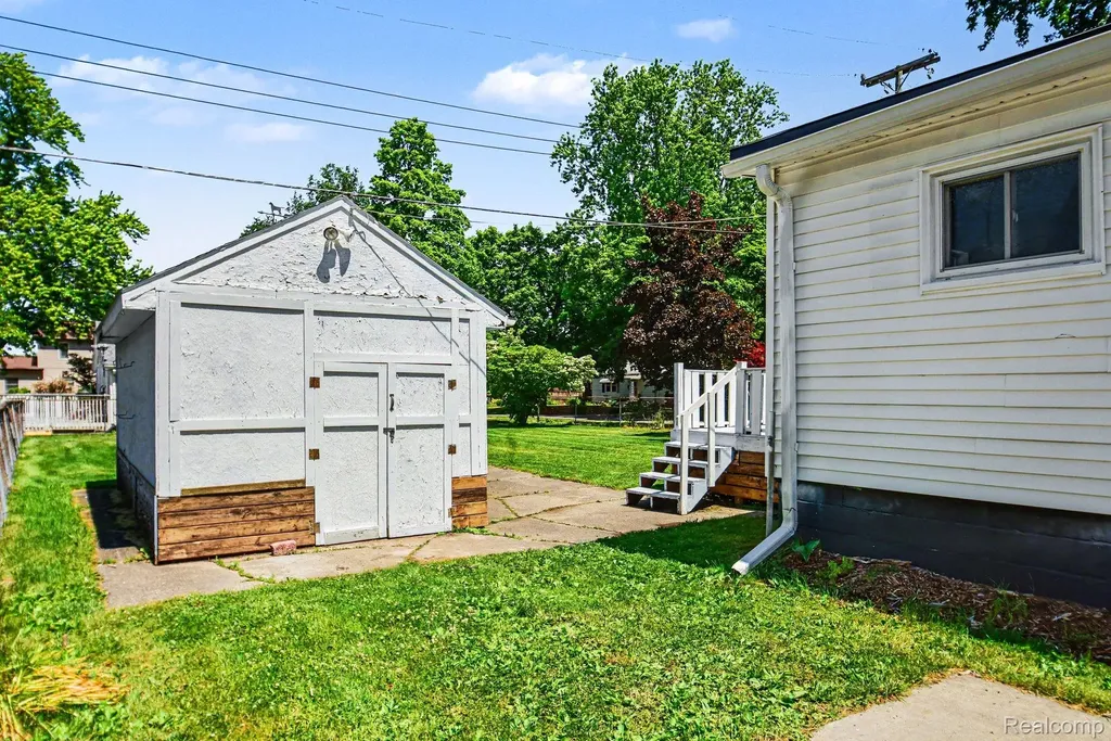 106 Pope Street Lapeer City MI 48446