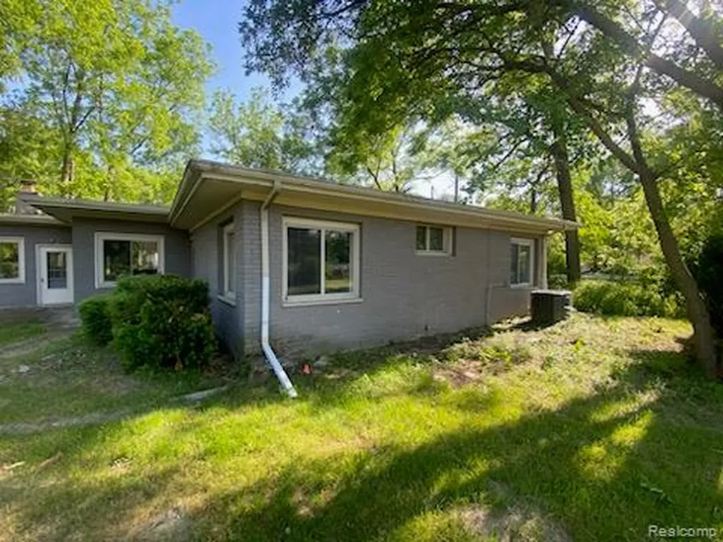 1131 Kettering Street Burton City MI 48509
